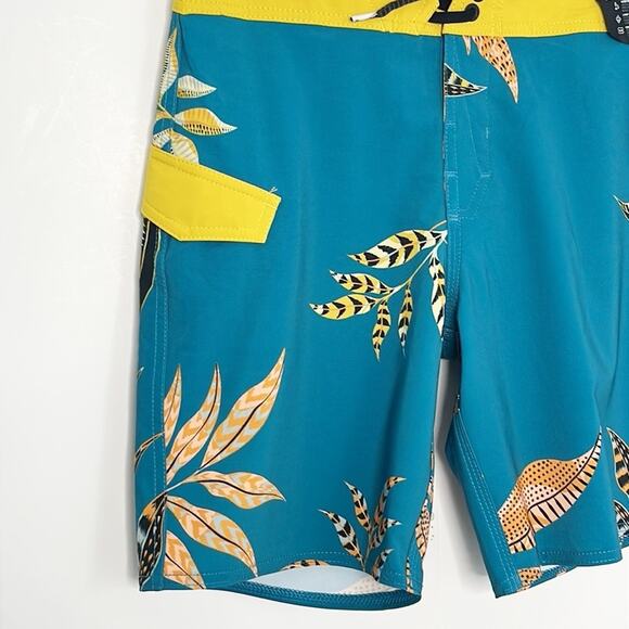 Volcom Boys Board Shorts Size 28 (16) - Picture 4 of 7